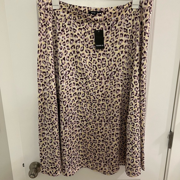 TORRID | Light Yellow & Mauve Pink Leopard Satin Midi Slip Skirt Size 2 - Picture 5 of 10